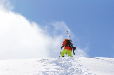 karlı bir dağ tırmanışı kayakçı