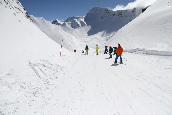 Snowboarder op de piste. — Stockfoto