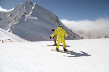 Yokuşta snowboardcu.