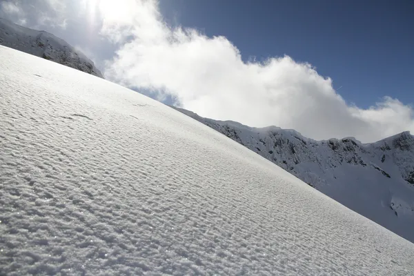 Declive de esqui em neve em pó, paisagem montanhosa — Fotografia de Stock