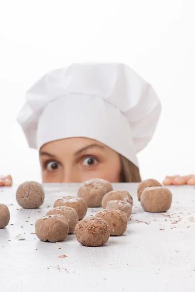 Bolas de masa y cocinera mujer — Foto de Stock