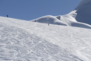 kayakçı Kayak, yamaç aşağı gidiyor