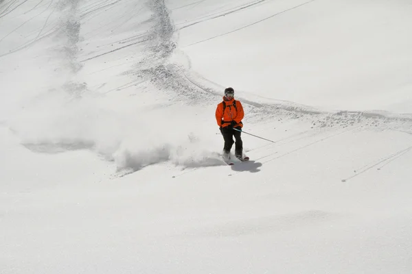 Sciatore in polvere profonda, freeride estremo — Foto Stock