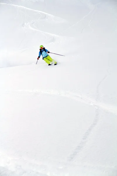 Esquiador en polvo profundo, freeride extremo — Foto de Stock