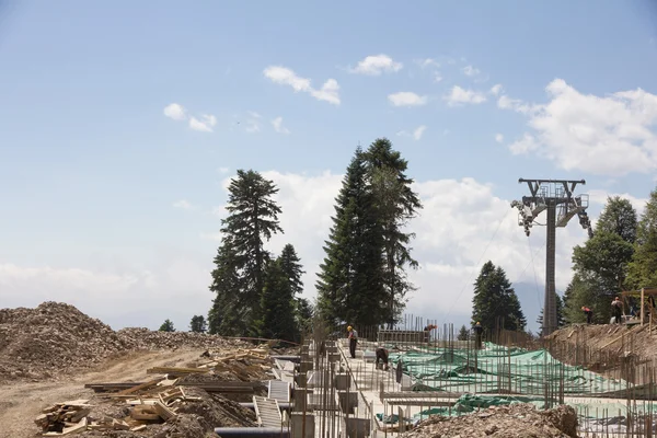 Dağlarda kablo yolu inşaatı — Stok fotoğraf