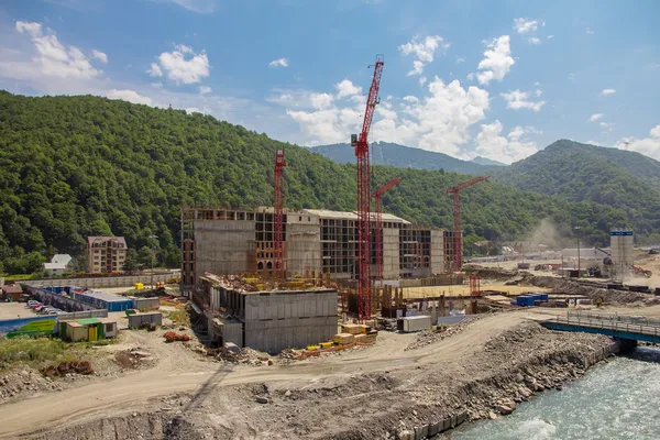 Construção nas montanhas — Fotografia de Stock