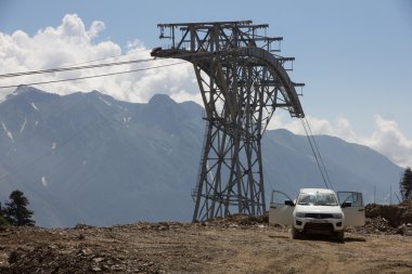 dağlarda kablo yolu inşaatı