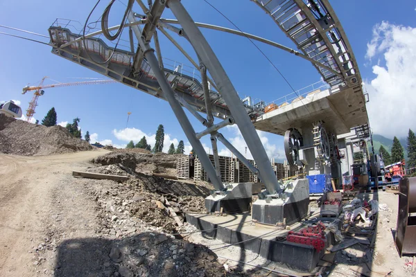 Construction d'un téléphérique dans les montagnes — Photo