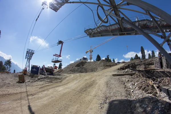 Construction d'un téléphérique dans les montagnes — Photo