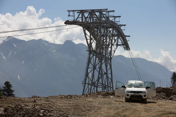 Construcción de la vía de cable en las montañas — Foto de Stock