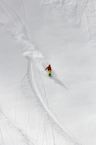 Skiër in diepe poeder, extreme freeride — Stockfoto