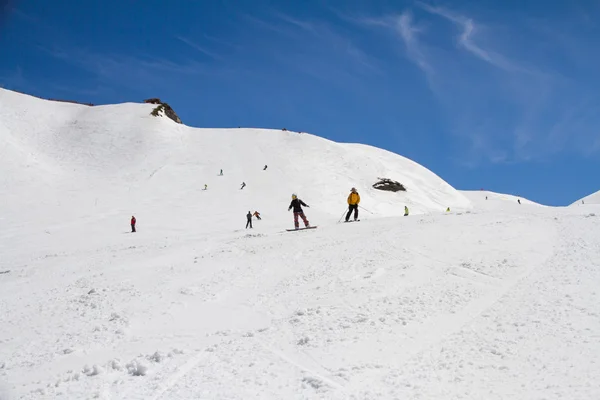 滑雪者会顺着斜坡滑雪胜地 — 图库照片