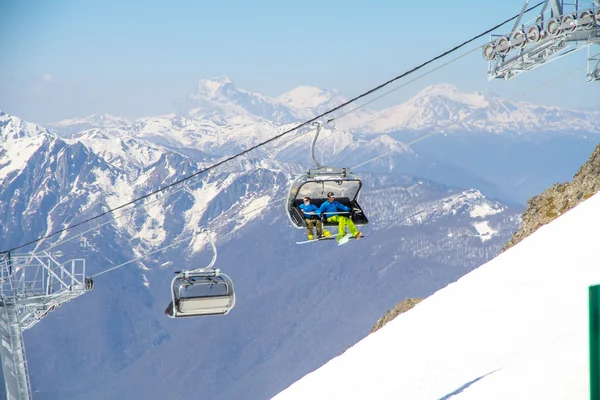 Chairlift üzerine bir kayak merkezi — Stok fotoğraf