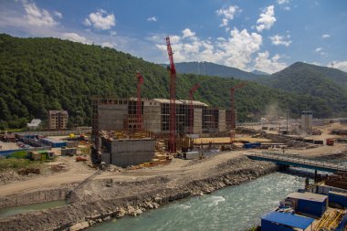 dağlarda bina