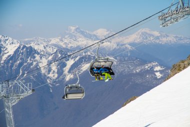 Chairlift üzerine bir kayak merkezi