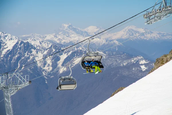 Stoeltjeslift op een ski-oord — Stockfoto