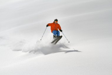 derin toz, aşırı freeride kayakçı