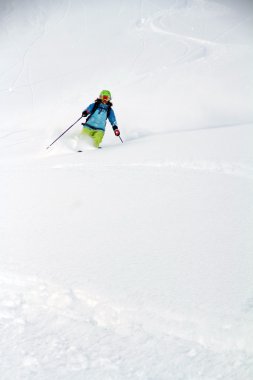 derin toz, aşırı freeride kayakçı