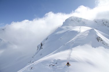 Ücretsiz ride artan snowboarder