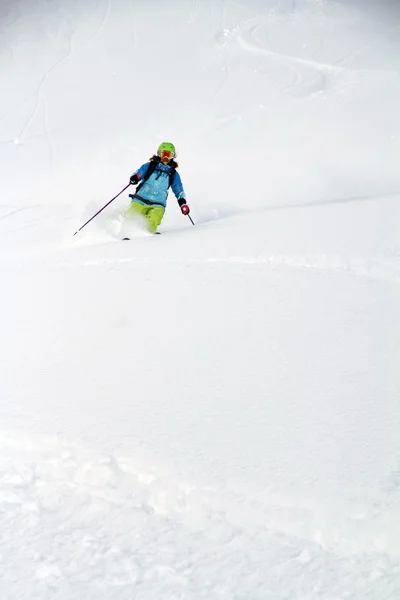 Esquiador em pó profundo, freeride extremo — Fotografia de Stock