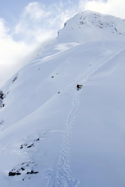 Snowboarder steigt für freie Fahrt auf — Stockfoto