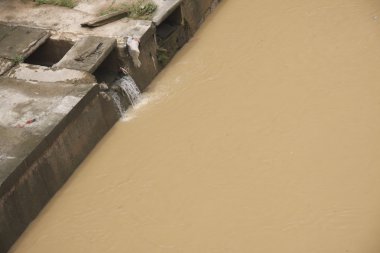 çevre felaketi nehri kirleten,.