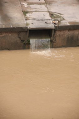 çevre felaketi nehri kirleten,.
