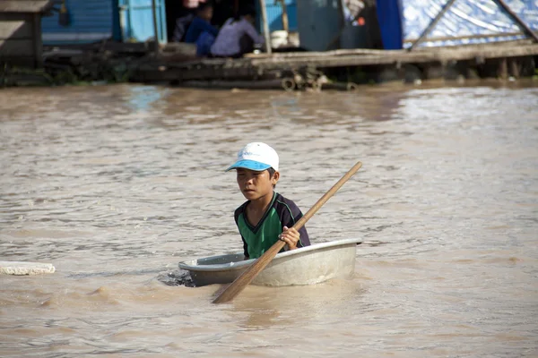 Kambodja - april 2012: kambodjanska pojke. Tonle underminerar laken. — Stockfoto