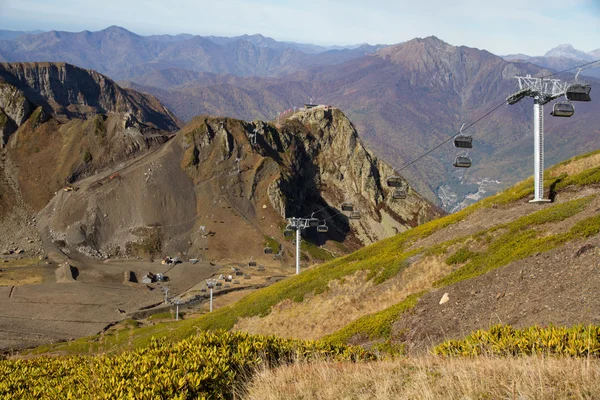 Elevador de cadeiras nas montanhas de Krasnaya Polyana — Fotografia de Stock