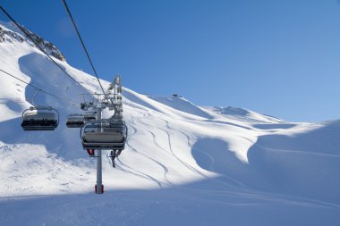 Chairlift üzerine bir kayak merkezi