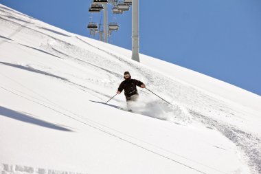 derin toz, aşırı freeride kayakçı