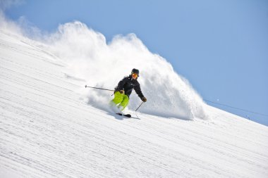 derin toz, aşırı freeride kayakçı