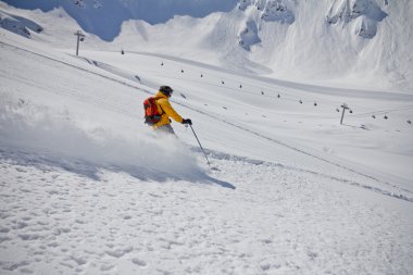 derin toz, aşırı freeride kayakçı