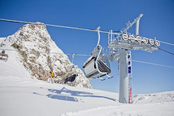 滑雪胜地的升降椅（俄罗斯索契） ) — 图库照片