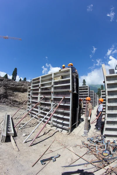 Workers make reinforcement for concrete foundation — Stock Photo, Image