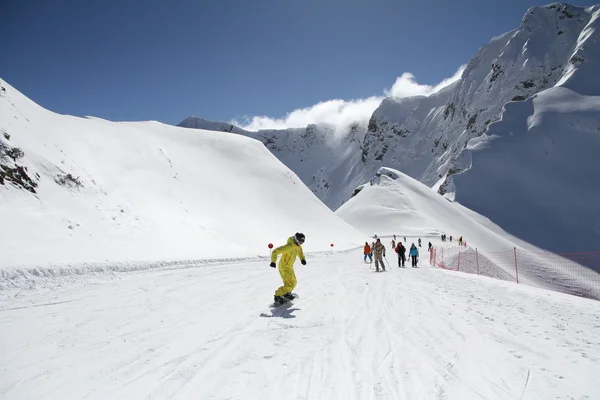 Snowboardista na svahu. — Stock fotografie