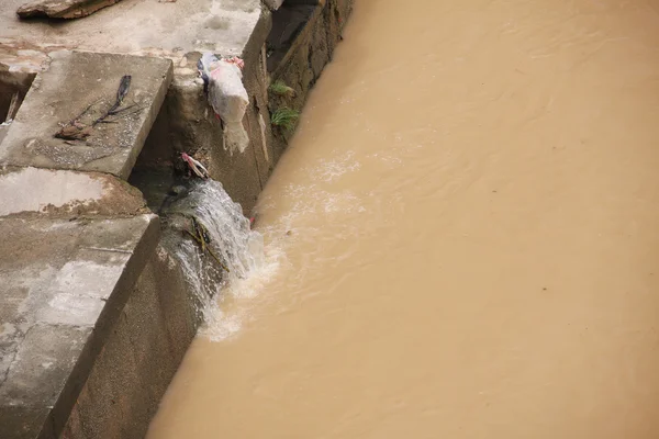 Umweltkatastrophe, die den Fluss verschmutzt. — Stockfoto