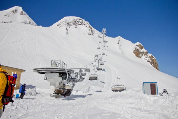 Sessellift in einem Skigebiet (Sotschi, Russland ) — Stockfoto