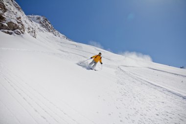 derin toz, aşırı freeride kayakçı