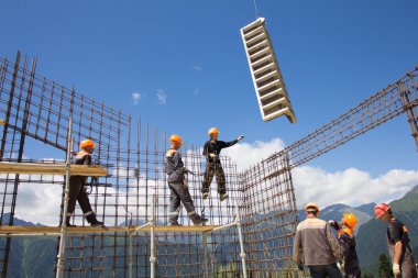 Soçi, Rusya - ö. 18 Haziran 2012: işçi yapmak için beton duvar takviye
