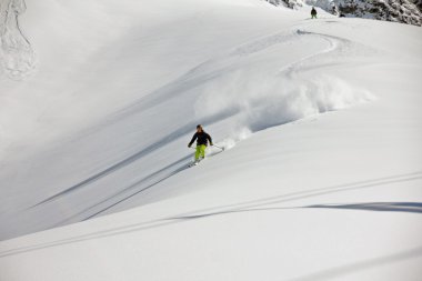derin toz, aşırı freeride kayakçı