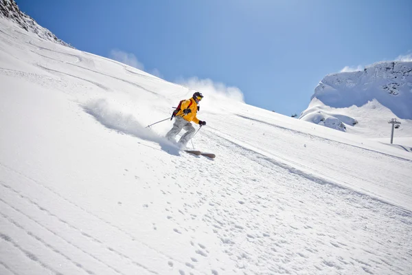 深粉，极端的随心所欲的滑雪者 — 图库照片