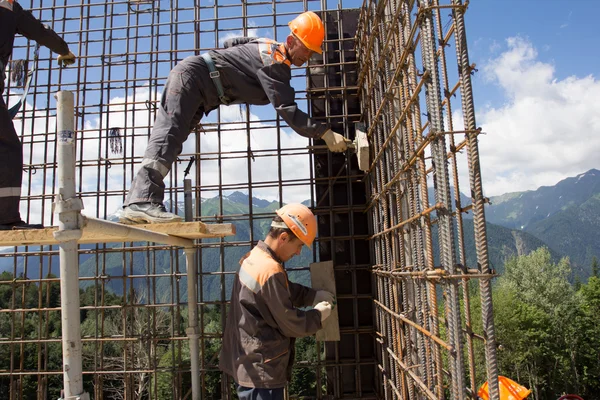 Sotschi, Russland - 18. Juni 2012: Arbeiter fertigen Bewehrung für Betonwand — Stockfoto