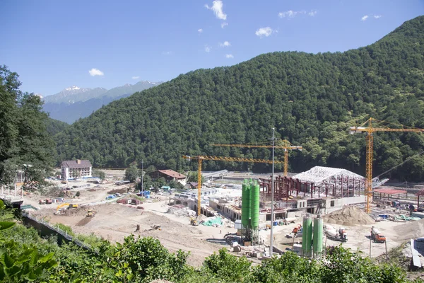 Construção nas montanhas — Fotografia de Stock