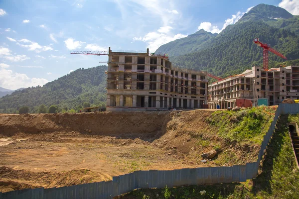 Bâtiment dans les montagnes — Photo