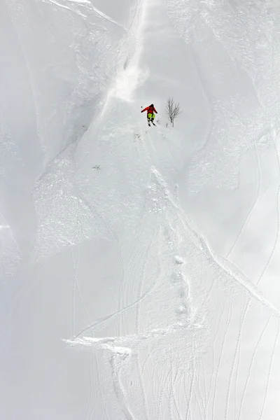 Esquiador em pó profundo, freeride extremo — Fotografia de Stock