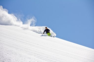 derin toz, aşırı freeride kayakçı