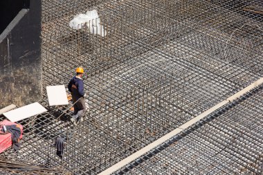 işçiler beton temel için takviye yapmak