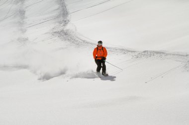 derin toz, aşırı freeride kayakçı