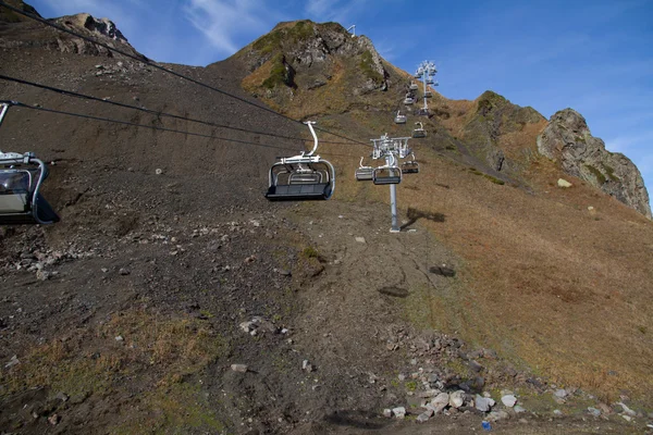 Elevador de cadeiras nas montanhas de Krasnaya Polyana — Fotografia de Stock